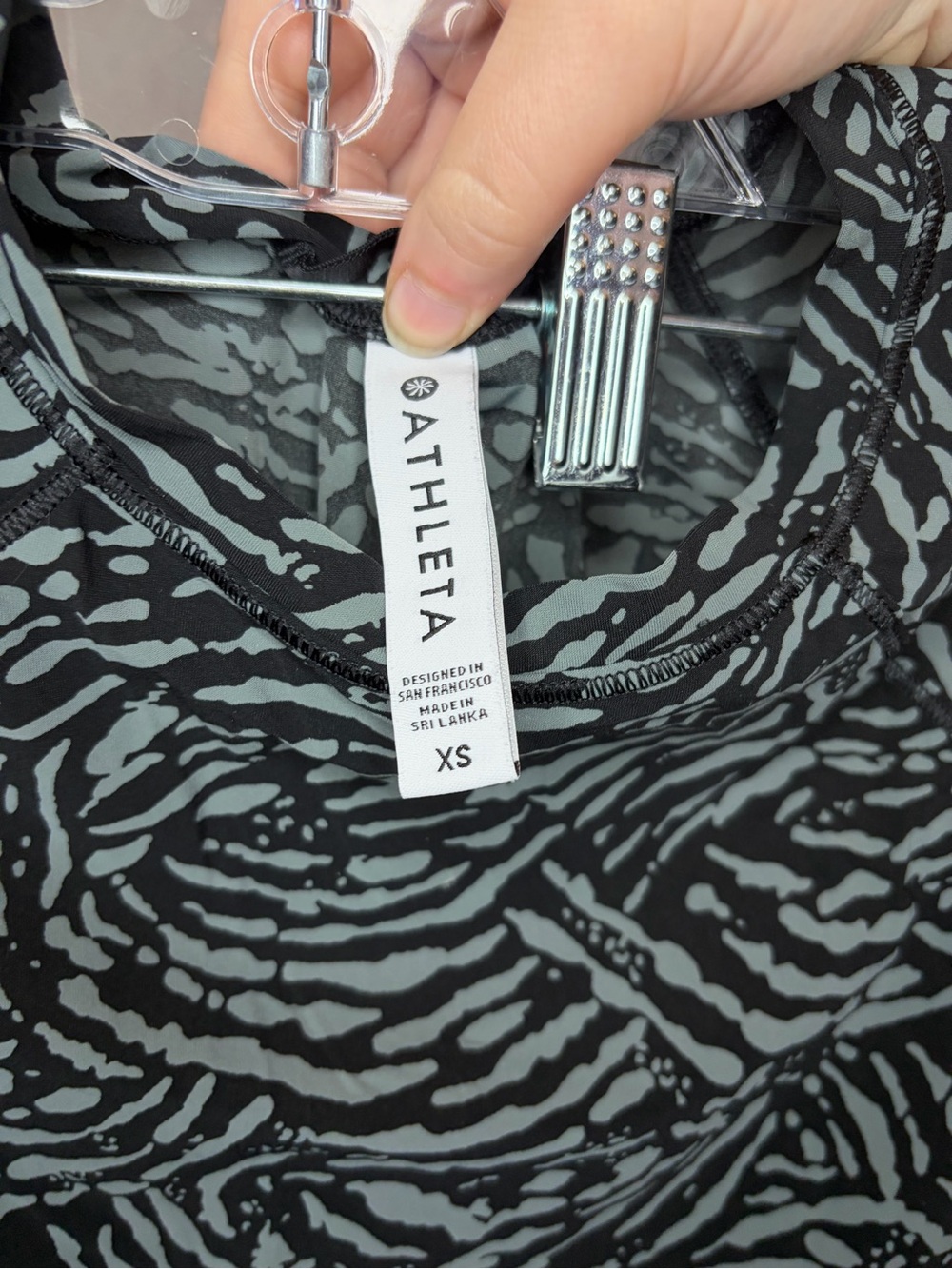 Athleta Ultimate Train Printed Tee Short Sleeve Black Gray Abstract Swirl SizeXS - Picture 3 of 4